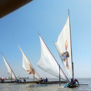 lomba balap perahu layar kapal bergambar