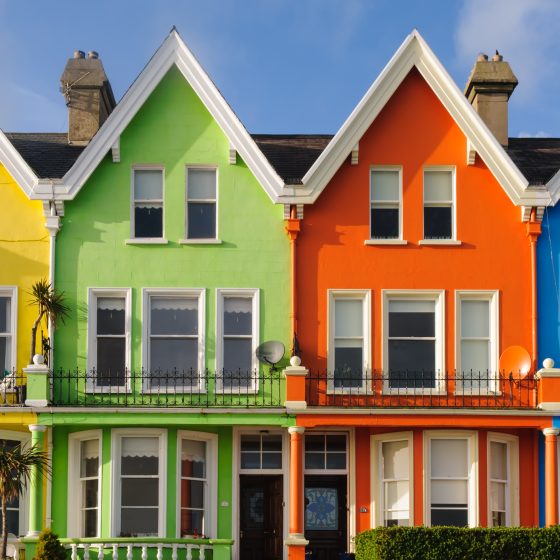 Rumah berjejer dengan warna kuning, hijau, oranye dan biru